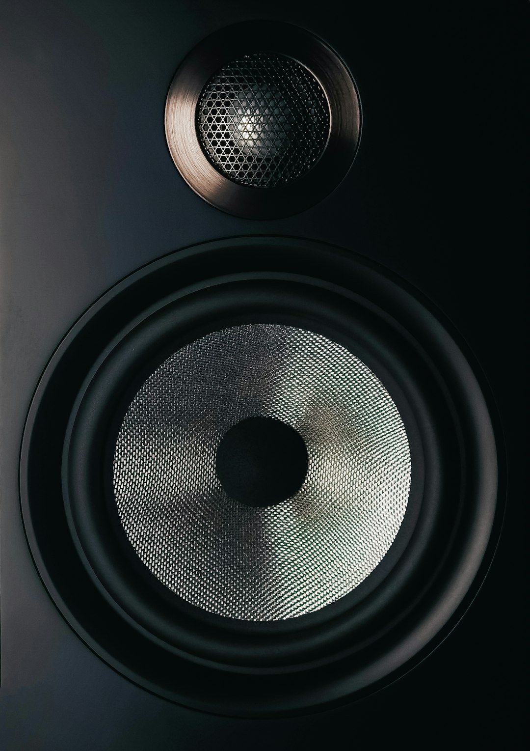 why-choose-us-img black-and-gray-speaker-on-brown-wooden-table-nlrx1koa8zo